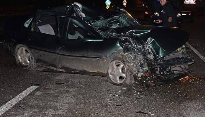 Park halindeki kamyona çarptı, 1 yaralı