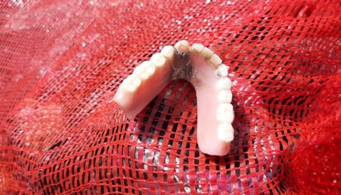 Deniz dibinden çıkan en ilginç çıkan eşya ise takma diş oldu
