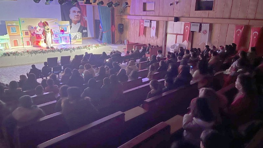 Ayvacık Belediyesi, Çocuklara Yönelik Tiyatro Gösterisiyle Renkli Bir Akşam Düzenledi