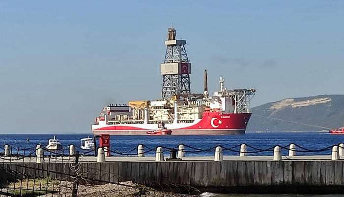 Türkiye'nin yeni sondaj gemisi 'Kanuni', Çanakkale Boğazı'nı geçiyor (VİDEO)