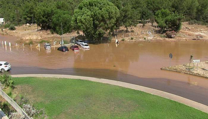 Bodrum’da boru patladı, araçlar birbirine girdi