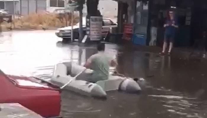 Çanakkale'ye yağmur yağdı, vatandaş dışarı deniz botuyla çıktı 