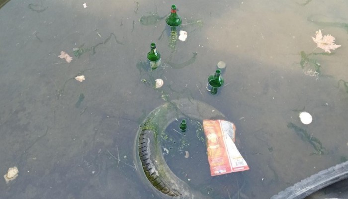 Deniz suyu çekilince çöpler ortaya çıktı