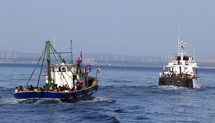 Balıkçı teknesinden 227 düzensiz göçmen çıktı (VİDEO)
