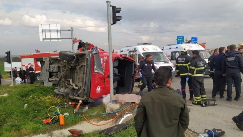 Tır ile yolcu minibüsü çarpıştı 5 ölü, 10 yaralı (VİDEO)