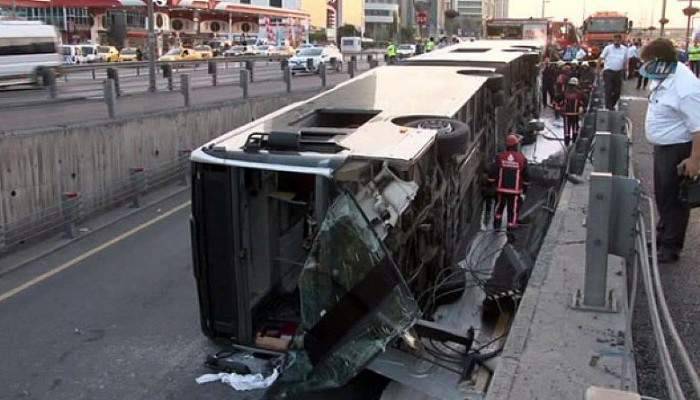 İstanbul’da metrobüs devrildi: 10 yaralı