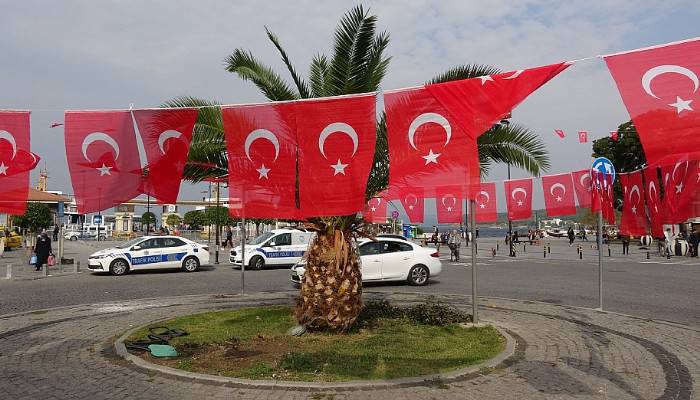 Mehmetçiğe destek için şehrin göbeğine 1 kilometre boyunca Türk bayrağı astılar (VİDEO)