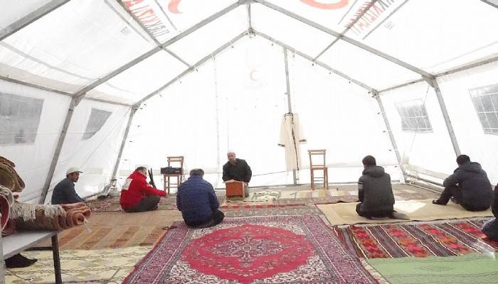  Deprem bölgesinde çadırda cuma namazı