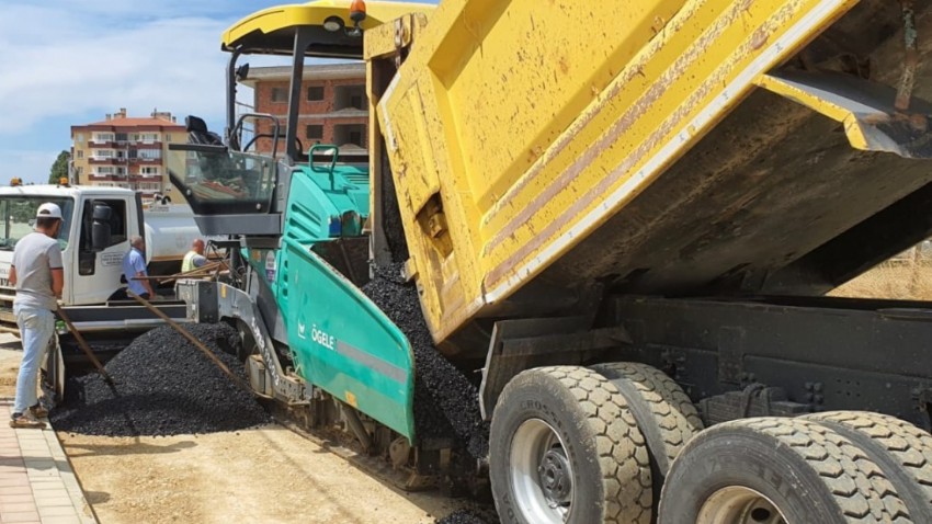 Gelibolu’da sıcak asfalt serimi sürüyor