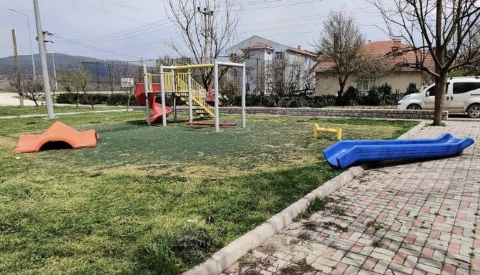 Yenice’de çocuk parkına çirkin saldırı