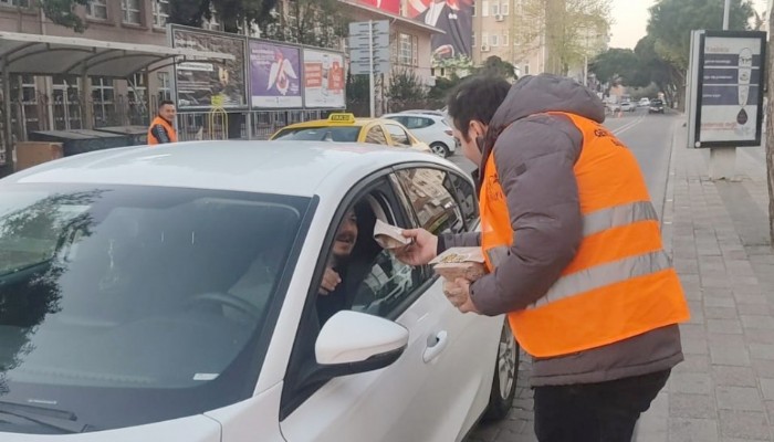 AK Parti gençlerinden trafikte kalanlara iftarlık 