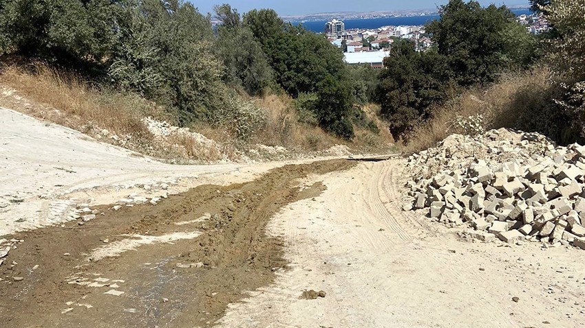 Lapseki’de kır yolları durumu içler acısı