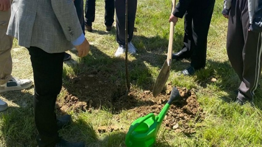 Öğrenciler  Meyve Fidanlarını Toprakla Buluşturdu