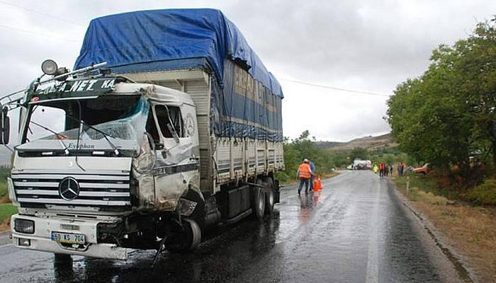 TIR’la kamyon çarpıştı: 2 yaralı