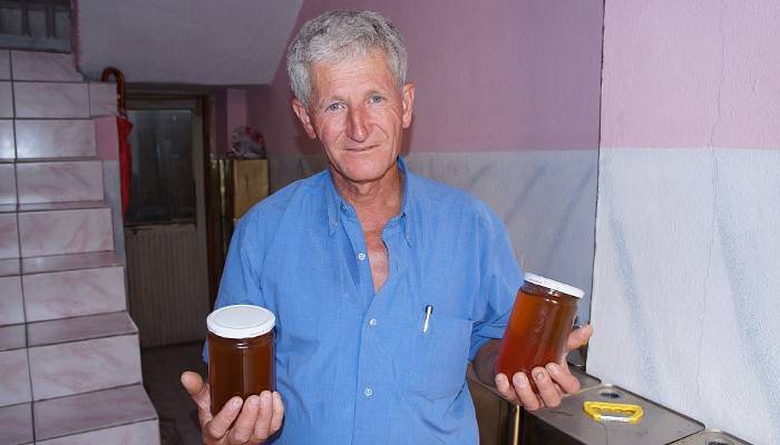  75 teneke kovandan 2 ton bal çıkardı