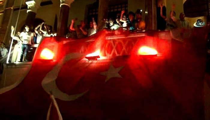 Askeri darbe girişimi halkı sokağa döktü