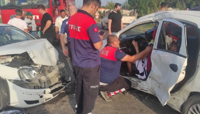 Otomobilde sıkışan sürücüyü itfaiye çıkardı: 3 yaralı 