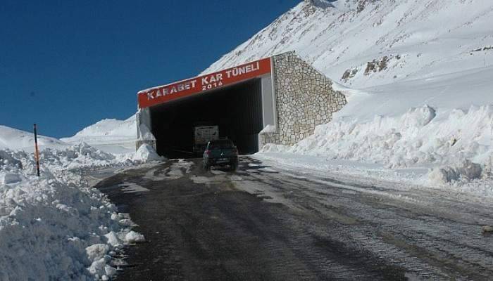 Bahçesaray kar tüneliyle dünyaya bağlandı