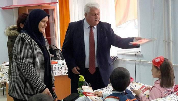 Belediye okuma haftasında kitap dağıttı