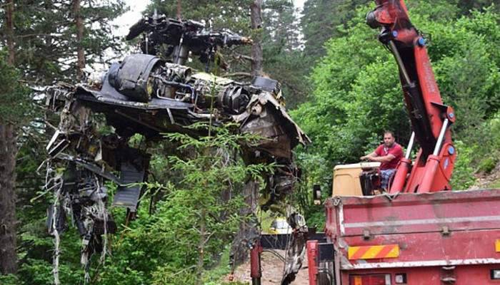 Helikopterin enkazı kaldırıldı