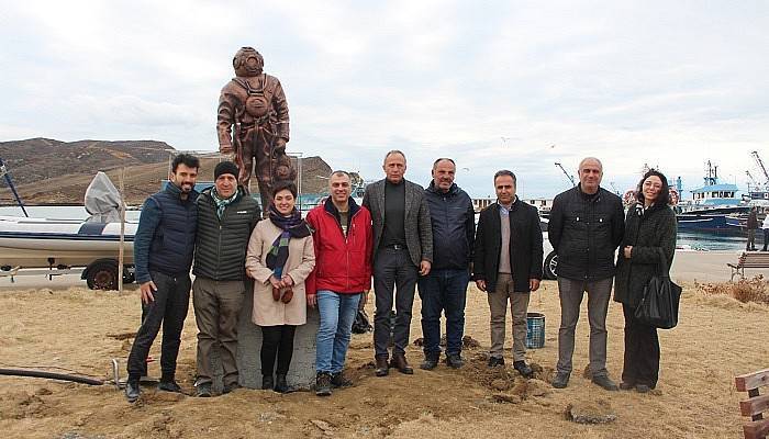  Süngerci heykeli, Gökçeada'daki yerini aldı