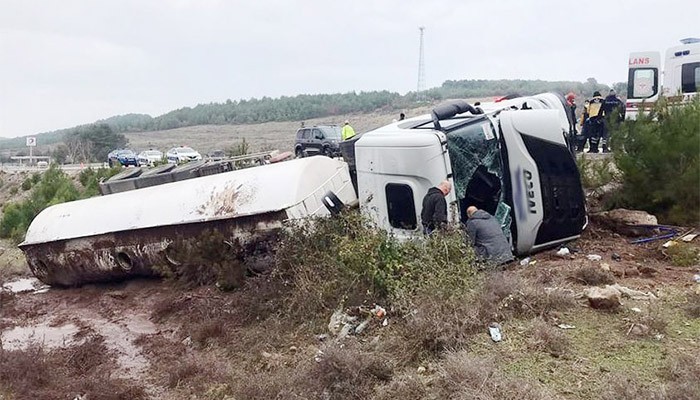 Ayvacık’ta TIR devrildi