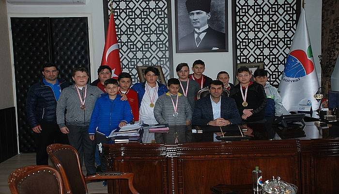 Başarılı Güreşçilerden Bayramiç Belediye Başkanı Arslan’a Ziyaret