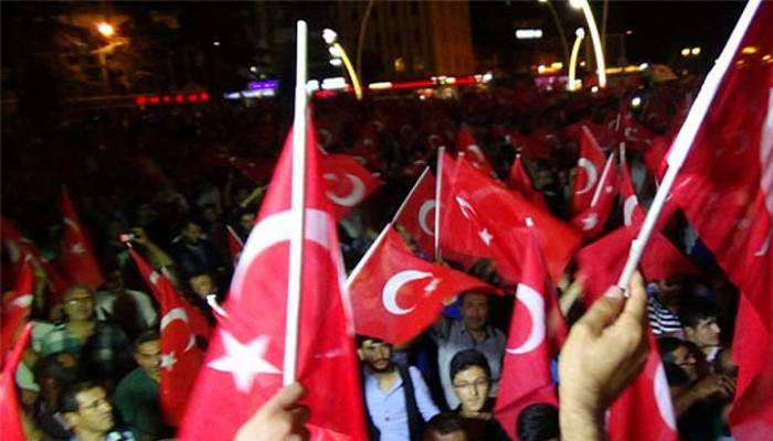 Firmalar darbe girişimi sonrası bayrak yetiştiremiyor