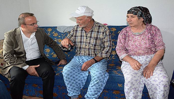 Turan, Yaşlı Çifti Evinde Ziyaret Etti
