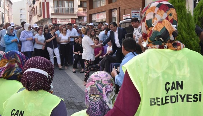 Başkan Öz’e Evinin Önünde Duygulandıran Sürpriz (VİDEO)