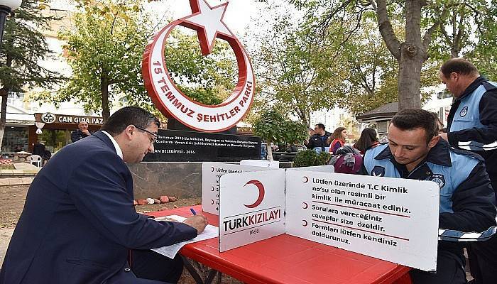 Başkan Öz ve belediye personelinden Kızılay Haftasında anlamlı bağış