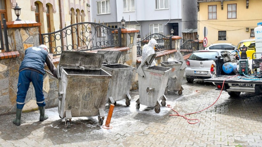 Biga Belediyesi Temizlik Müdürlüğü Ekiplerinden Konteyner Temizliği 