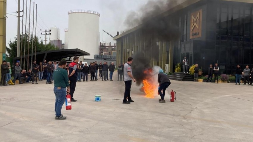 Biga İtfaiyesi Tarafından Esnafa Yangına Müdahale Eğitimi Verildi