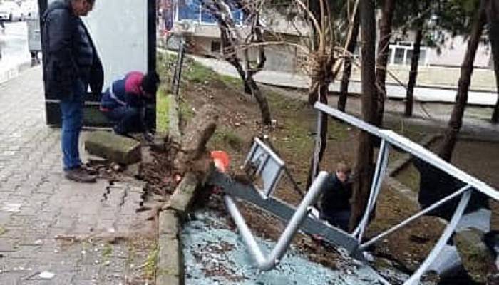 Fırtına otobüs durağını yerinden söktü