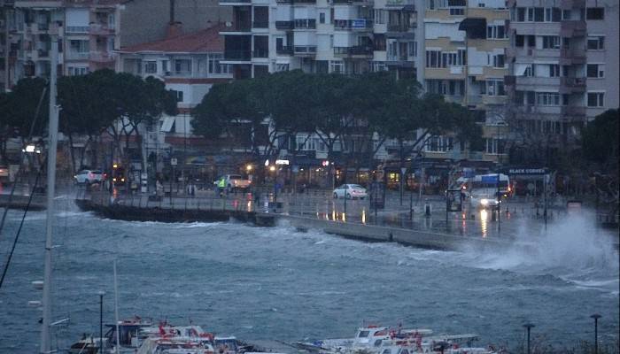 Kuzey Ege ve Güney Marmara'daki adalara ulaşım durdu