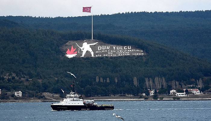 Rus mayın tarama gemisi ve askeri römorkörü Çanakkale Boğazı’ndan geçti (VİDEO)