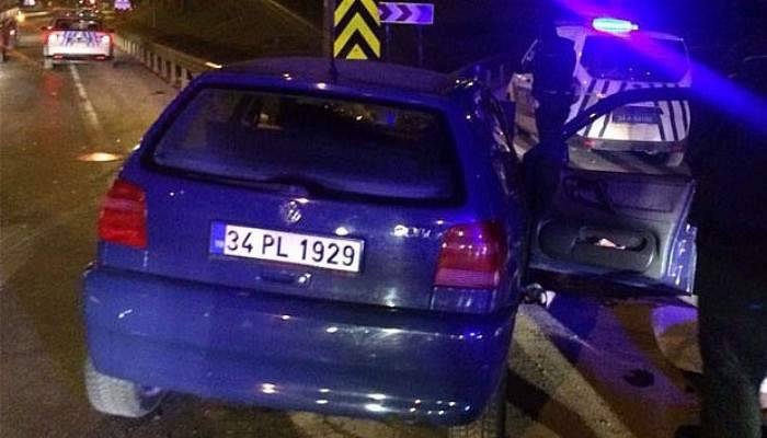  Otomobil orta refüje çarptı: 2 ölü