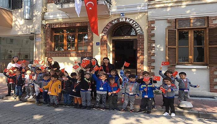 Anaokulu öğrencileri Atatürk sergisini gezdi