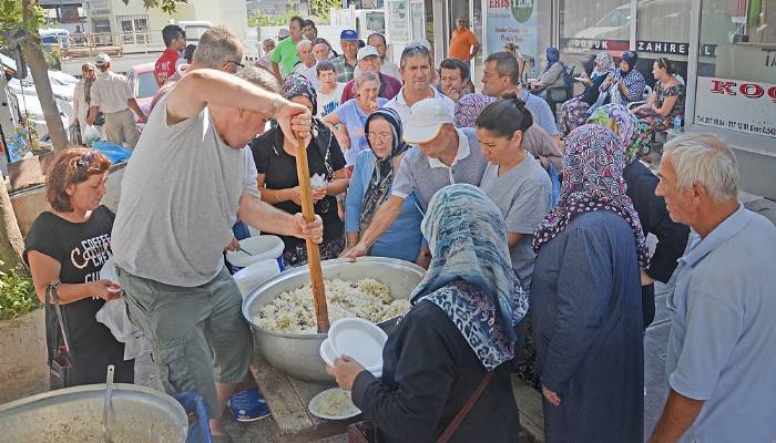 Açılış için pilav hayrı yapıldı 