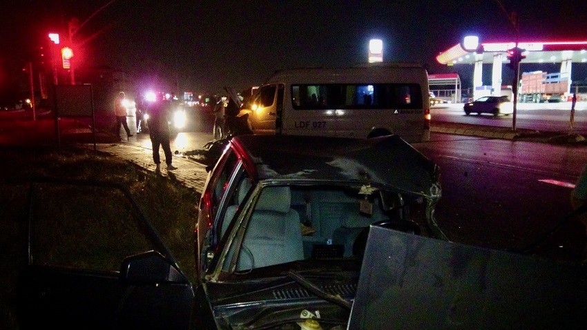 Servis midibüsü ile otomobilin çarpıştığı kazada 6 kişi yaralandı