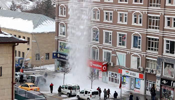 Çatıdan düşen çığ gibi kar korku dolu anlar yaşattı