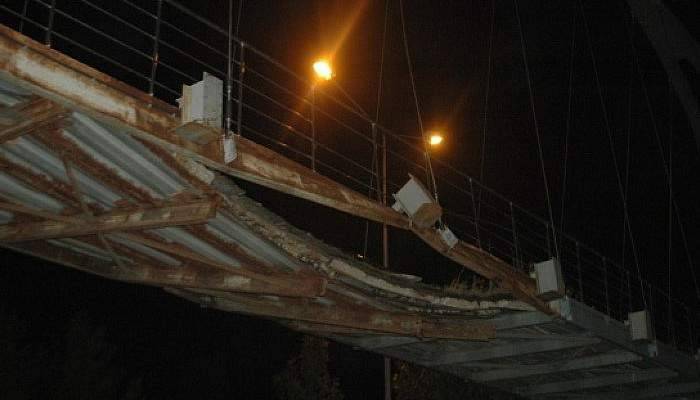 Başkent’te damperi açılan kamyon üst geçide çarptı