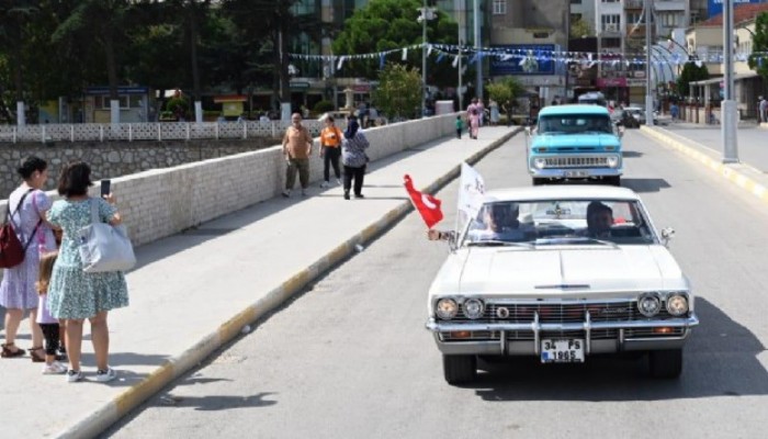 Biga Sokaklarında Klasik Arabalar Geçidi (VİDEO)