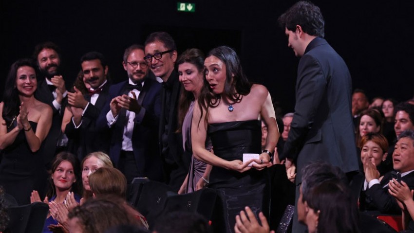 Çanakkaleli yönetmenin filmindeki rolüyle ‘en iyi kadın oyuncu’ ödülünü aldı