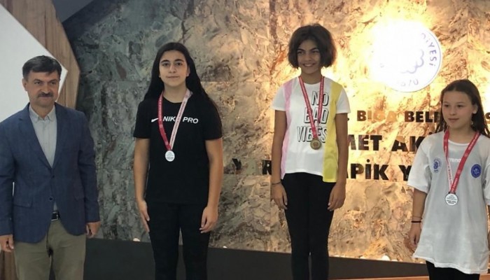 ALYA AKBIYIK'IN YÜZMEDE BÜYÜK BAŞARISI