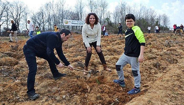 Öğrenciler velileriyle birlikte fidan dikti