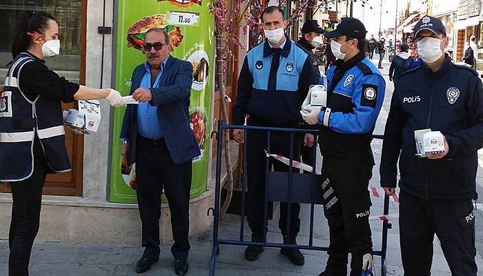 Türk Polisi Sahada Her Zaman Vatandaşının Yanında