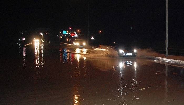 İstanbul - Çanakkale yolunda ulaşıma yağmur engeli