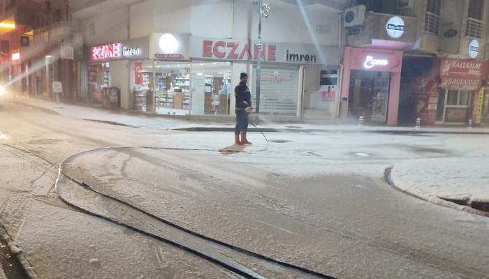 Biga Belediyesi Ekipleri Küreme ve Tuzlama Çalışmaları Yaptı