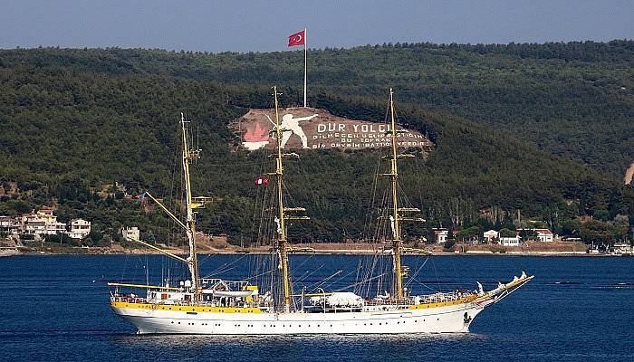 Rumen askeri okul gemisi, Çanakkale Boğazı'ndan geçti (VİDEO)